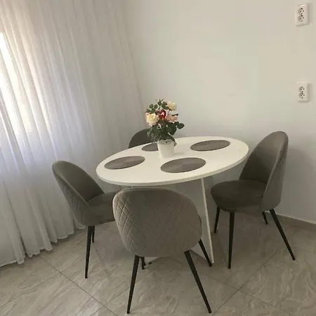 Apartament 3 *